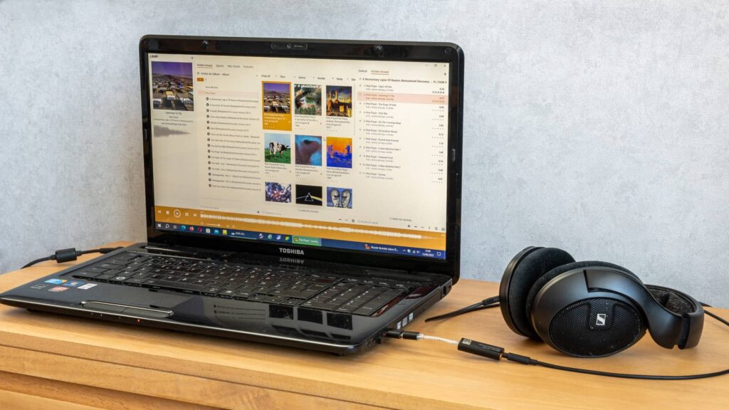 DAC USB portable connecté à un ordinateur portable + casque HD560S
