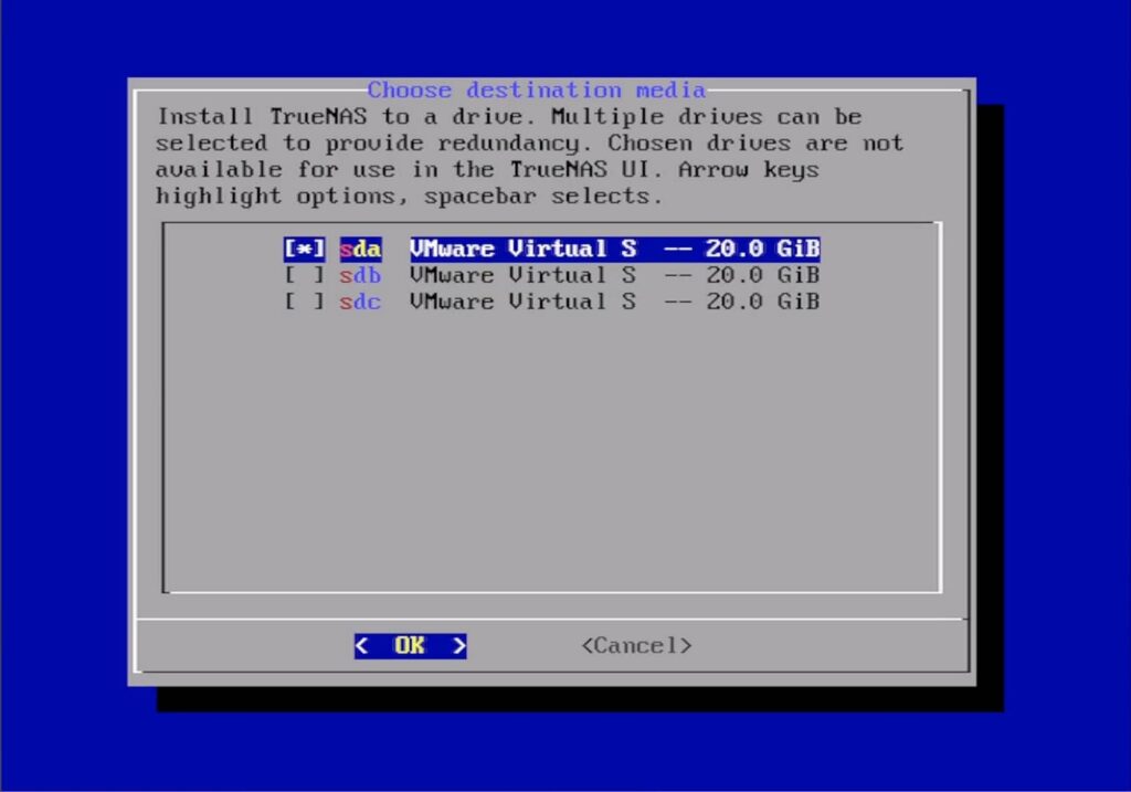 Sélection du ou des disques où sera installé TrueNAS SCALE